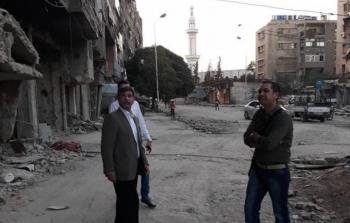 عبد الهادي خلال زيارته لأنقاض مخيّم اليرموك العام الفائت