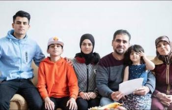اللاجئ الفلسطيني خالد الحسني وبعض من أفراد عائلته 