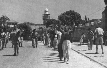 الرملة: مواطنون عرب أسرهم الجيش الإسرائيلي، عام 1948 (مكتب الصحافة الحكومي الإسرائيلي)
