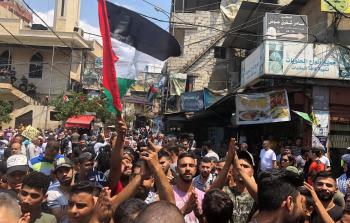 يوم غضب فلسطيني في المُخيّمات رغم دعوات الأحمد للتهدئة، والرشق إلى لبنان لبحث التداعيات 
