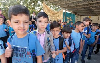 قرابة نصف مليون طالب فلسطيني يتوجّهون إلى مدارس 
