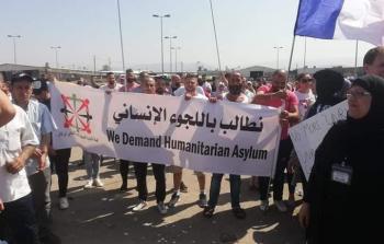 لاجئون فلسطينيون يعتصمون أمام مقر 