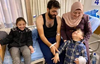 الصخفي معاذ عمارنه مع أطفاله وزوجته في المشفى 