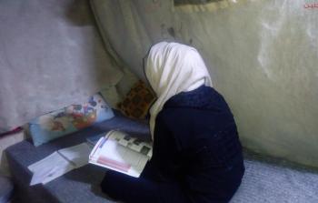 الطالبة إسراء في خيمتها بدير بلّوط 