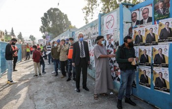 لاجئون فلسطينيون يمارسون حق التصويت في مخيم البقعة / AFP