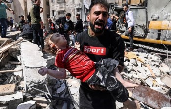 انتشال أطفال من بين الأنقاض - غزة