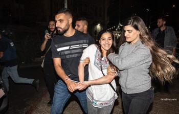 لحظة اعتقال شابة في القدس من قبل الاحتلال