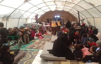 جولة لمتطوعات الخوذ البيضاء، أمس الجمعة 10 شباط، في مخيمات الإيواء شمال غرب سوريا