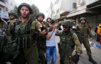 أرشيفية – جنود الاحتلال يعتقلون طفلاً من أحد مخيمات الضفة