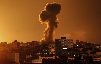(أرشيفية – قصف سابق لقوات الاحتلال في غزة)