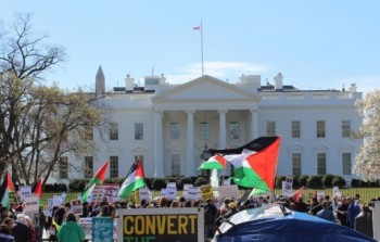 من مظاهرة مؤيدة لفلسطين أمام البيت الأبيض 