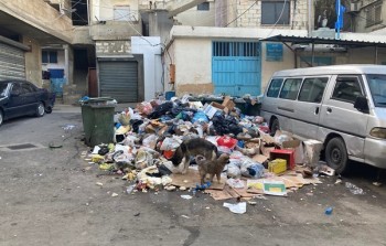 تكوم النفايات أمام قسم البيئة في مخيم برج الشمالي جراء احتجاج سابق