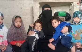 زوجة وأطفال الضحية الفلسطيني فالح ديراوي في مخيم دير بلوط شمال سوريا