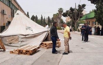 (اتحاد الموظفين يعيد نصب خيمة الاعتصام في مقر أونروا بالشيخ جراح)
