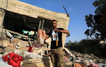 (آثار دماء لشهيد في أحد أماكن القصف في غزة)