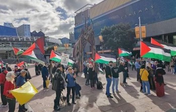 متضامنون يرفعون الأعلام الفلسطينية- أوكلاند