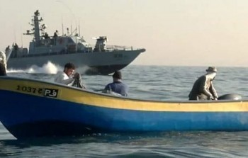 (أرشيفية _ جنود بحرية الاحتلال يلاحقون الصيادين في بحر غزة)