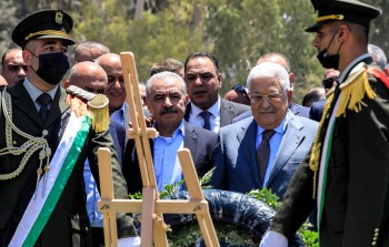 عباس زار مخيم جنين ووضع إكليلاً على قبور الشهداء