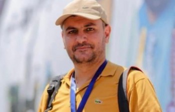 (الصحفي الفلسطيني محمد منى)