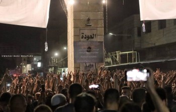 شبان فلسطينيون يرفعون شارة النصر فور انسحاب جيش الاحتلال من مخيم جنين/ 5-7-2023