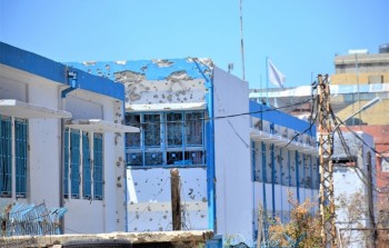 مدرسة تابعة لوكالة الأونروا تضررت جراء الاشتباكات في مخيم عين الحلوة