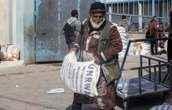 تعبيرية – أحد مراكز أونروا لتوزيع المساعدات الغذائية في غزة