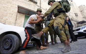 أرشيفية – جنود الاحتلال يعتدون على شاب أثناء اعتقاله