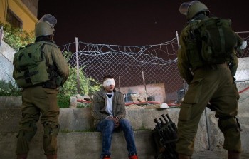 تعبيرية – جنود الاحتلال يعتقلون شاباً من الضفة