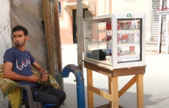 إياد فاضل خريج من مخيم البريج ويعمل في بيع السجائر