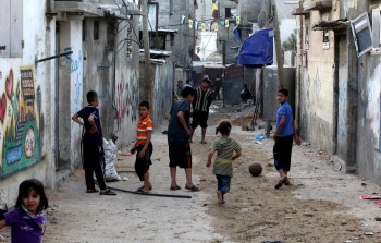 تعبيرية – أطفال يلعبون في أحد المخيمات الفلسطينية