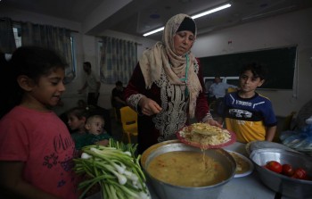 فلسطينيون في أحد مراكز الإيواء التابعة لأونروا في قطاع غزة