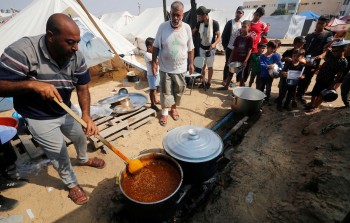 تحضير طعام للنازحين إلى مخيم في خانيونس