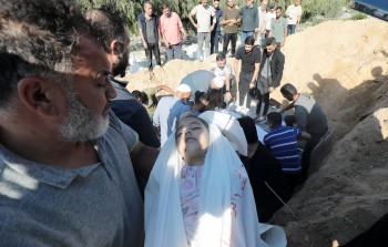 طفلة شهيدة جراء مجزرة ارتكبت بحق عائلة العجرمي في دير البلح