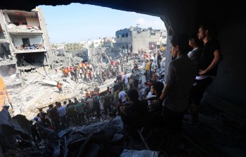 فلسطينيون أمام ركام منازلهم التي دمرها طيران الاحتلال في مخيم المغازي وسط قطاع غزة-05 نوفمبر 2023
