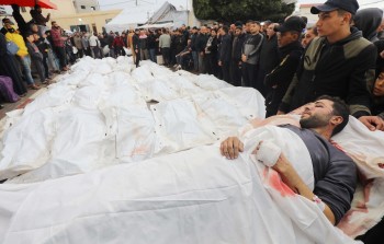 جثامين شهداء مجرتين في مخيمي المغازي والبريج في ساحة مستشفى شهداء الأقصى