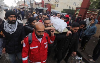 مسعفون في الهلال الأحمر الفلسطيني يشيعون 4 زملاء لهم ارتقوا في استهداف 