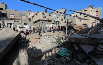 مبنى دمره قصف الاحتلال على مخيم دير البلح بقطاع غزة في 4 يناير 2024. تصوير عمر شتيوي - apaimages