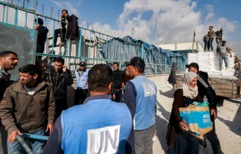 خلال توزيع الوكالة حصص طحين في غزة