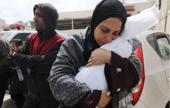 عائلة الطفل (بسام المقوسي)، الذي قتل بغارات الاحتلال، خلال وداعه في مستشفى الأقصى، دير البلح، 22 مارس 2024
