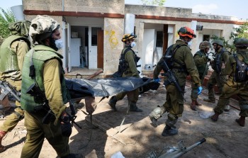 جنود إسرائيليون يجلون قتلاهم بعد عملية طوفان الأقصى