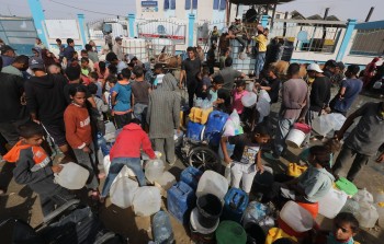 نازحون من رفح إلى دير البلح وسط القطاع يحاولون الحصول على المياه النظيفة
