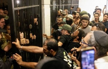 عناصر اليمين المتطرف لدى اقتحامهم قاعدة 