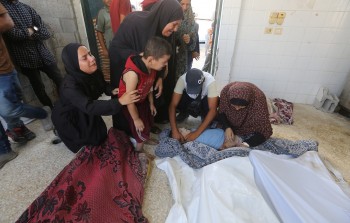 فلسطينيون يودعون أقاربهم الشهداء في مستشفى شهداء الأقصى بدير البلح وسط قطاع غزة