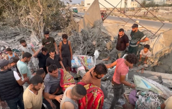 فلسطينيون ينقلون ضحايا القصف 