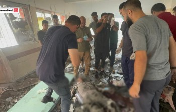 من القصف على مدرسة تؤوي نازحين في مخيم الشاطئ غرب غزة