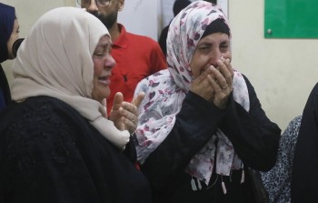 فلسطينيات يبكين شهداء عائلاتهن بعد قصف استهدف مخيم النصيرات وسط غزة - 17 سبتمبر 2024