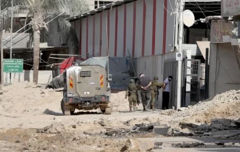 خلال اعتقال فلسطينيين في الخليل والتنكيل بهما قبل أيام (الأناضول)
