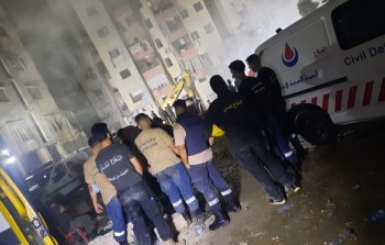 أرشيفية - فرق الدفاع المدني الفلسطيني تساهم بنقل جرحى تفجيرات 