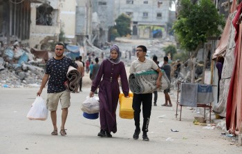 نزوح عشرات العائلات الفلسطينية من مخيم البريج عقب مجزرة ارتكبتها طائرات الاحتلال صباح اليوم