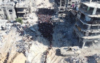 صورة تظهر احتجاز الاحتلال لعدد كبير من أهالي شمالي قطاع غزة